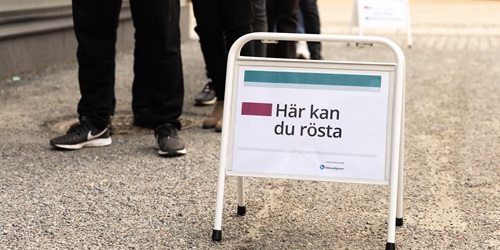 Skylt med information: Här kan du rösta.